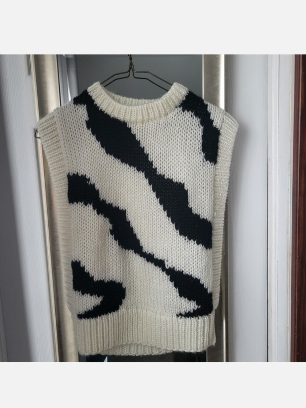 Sleeveless Crewneck Patterned Knit Sweater - Cream & Black